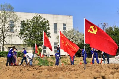 擁抱春天 播種綠色——公司組織開(kāi)展植樹(shù)活動(dòng)